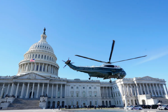 特朗普在SpaceX访问联邦航空管理局指挥中心之际,解雇数百名空中交通辅助人员