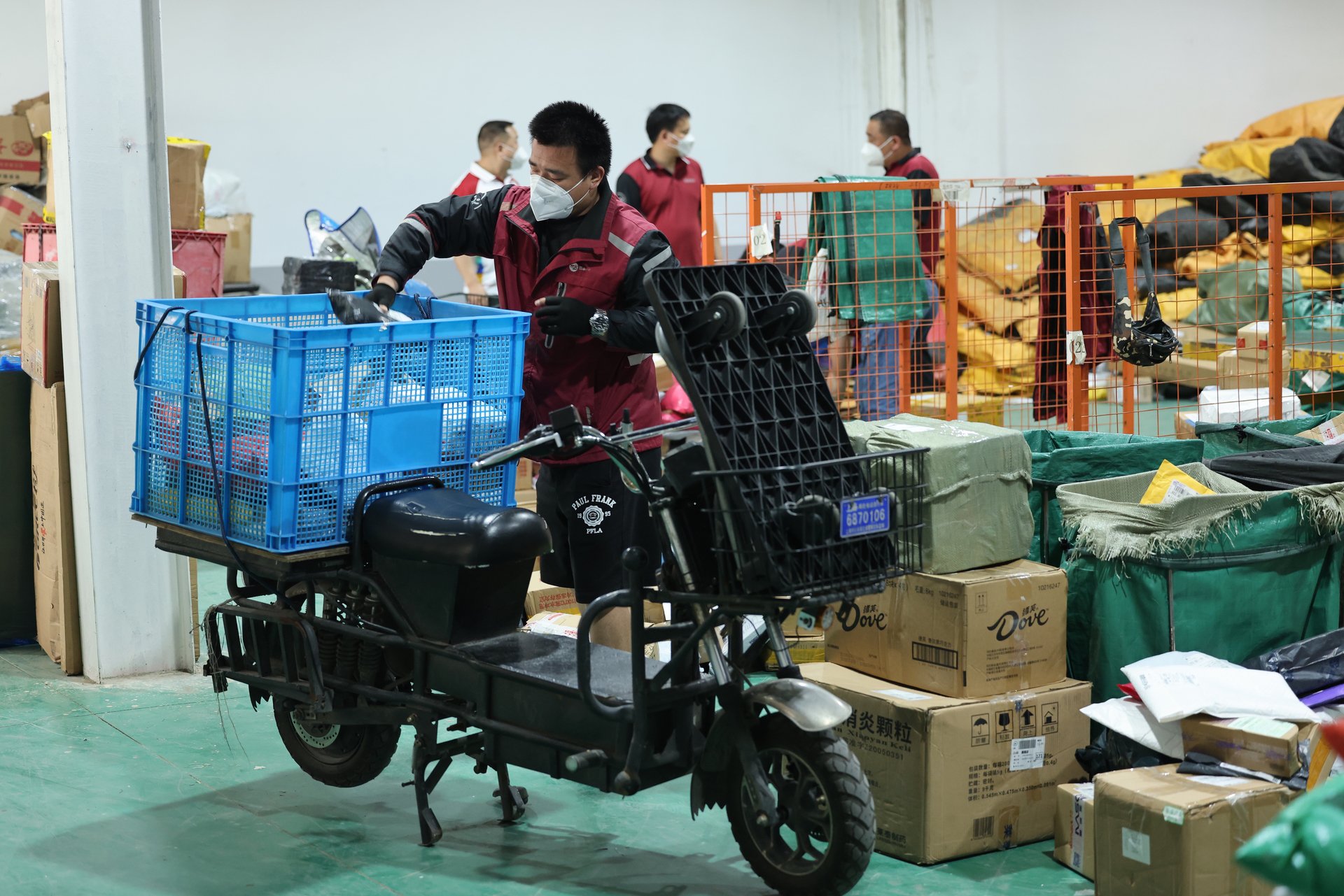 面临价格战单票收入承压，快递企业“求助”自动化