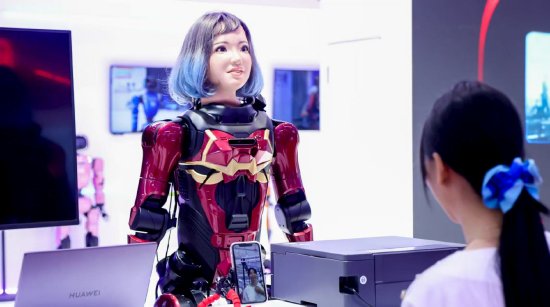 直击WRC | 像真人一样表情生动!数字华夏多款人形机器人亮相