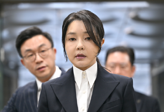 韩国检方逮捕涉嫌腐败的前第一夫人金建希 指控包括涉嫌参与股票操纵等