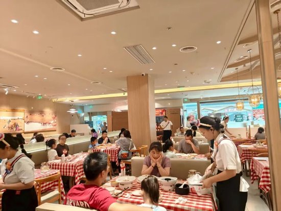 西贝下架“罗永浩套餐”，停止开放后厨参观！记者实探上海一门店：个别用餐者情绪激动！