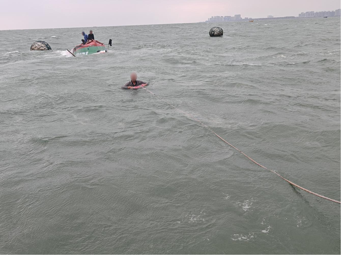 风浪致渔船倾覆 中国海警局南海分局紧急救4人